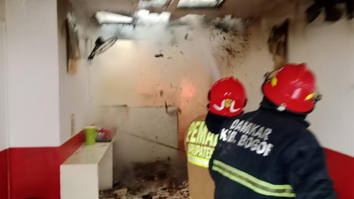 Kebakaran tiga ruko di Ciomas Rahayu, Kecamatan Ciomas, Bogor, Jawa Barat.