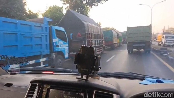 Kepadatan lalu lintas imbas antrean truk beli solar di sejumlah SPBU di Pasuruan.