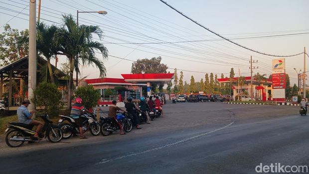 Kepadatan lalu lintas imbas antrean truk beli solar di sejumlah SPBU di Pasuruan. Kepadatan lalu lintas imbas antrean truk beli solar di sejumlah SPBU di Pasuruan.
