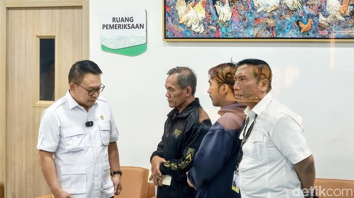 Kepala Staf Presiden Dudung Abdurachman saat bertemu keluarga YTR di RSHS Bandung