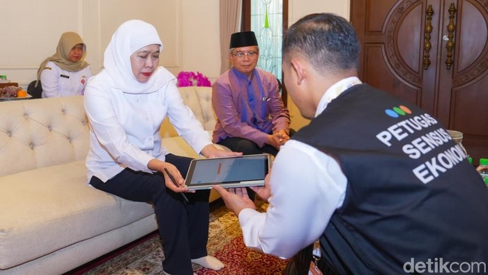 Khofifah Indar Parawansa saat menjalani Sensus Ekonomi 2026.