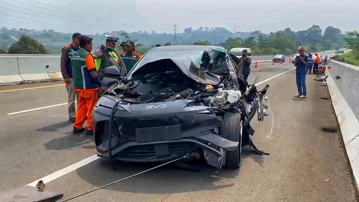 Kondisi mobil listrik ringsek usai menabrak bagian belakang truk boks di Tol Bocimi