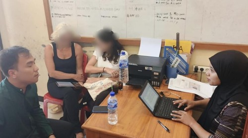 Korban IMC (baju putih) bersama kerabatnya saat membuat laporan di Polres Sumba Barat Daya. (Foto: Dok. Polres Sumba Barat Daya)