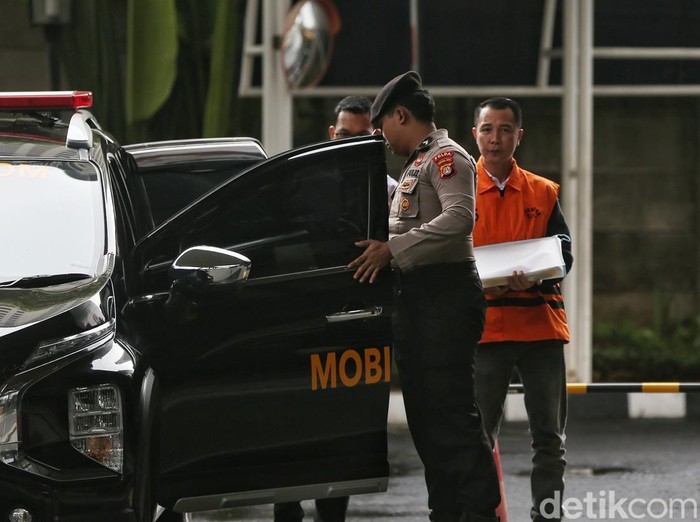 Tersangka kasus dugaan suap ijon proyek di lingkungan Pemerintah Kabupaten Rejang Lebong, Muhammad Fikri Thobari berjalan menuju mobil tahanan usai menjalani pemeriksaan di Gedung Merah Putih KPK, Jakarta, Kamis (25/6/2026). KPK melakukan pemeriksaan lanjutan terhadap Bupati nonaktif Rejang Lebong tersebut untuk pendalaman penyidikan kasus dugaan suap ijon proyek di lingkungan Pemerintah Kabupaten Rejang Lebong, Bengkulu.