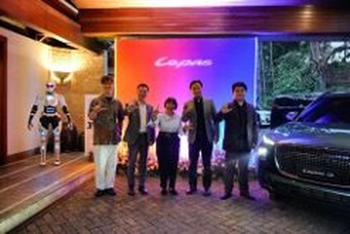Kolaborasi Lepas di Jakarta Fashion Week