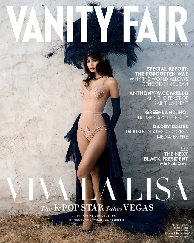 “VIVA LA VISA: The K-Pop Stars Takes Vegas,” demikian keterangan sampul majalah Vanity Fair. Personel BLACKPINK asal Thailand ini siap ‘mengambil alih’ Las Vegas setelah mengumumkan konser yang akan digelar pada 13-14 November dan 27-28 November 2026 di The Colosseum Theater at Caesars Palace. Foto: dok. Vanity Fair