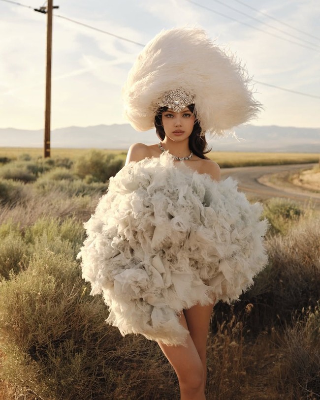 Sementara headpiece dan showgirl feather wings yang dikenakan Lisa BLACKPINK dibuat khusus oleh Laurel De Witt memakai bulu burung unta, menambah kesan glamor dan mewah. Foto: dok. Vanity Fair