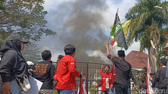 Mahasiswa di Blitar demo evaluasi porogram nasional. Demo sempat memanas saat massa membakar ban.