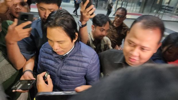 Mantan Sekjen MPR Ma'ruf Cahyono usai diperiksa KPK