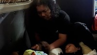 Marshel Widianto tampak memperhatikan dua buah hatinya yang lagi tidur di mobil. Bangga banget sama duo jagoan ini, ternyata mereka kuat banget dan gak rewel sama sekali sepanjang jalan, tulisnya dilihat di Instagram, Kamis (25/6/2026). (Foto: dok Instagram marshel_widianto)