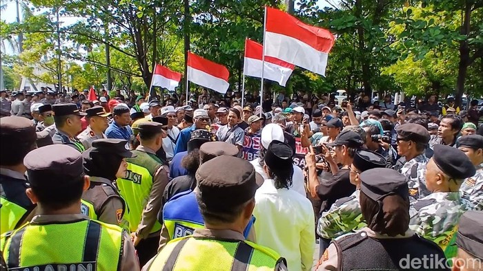 Warga Margadana Tegal Demo di DPRD Tolak Operasional Tempat Hiburan Malam