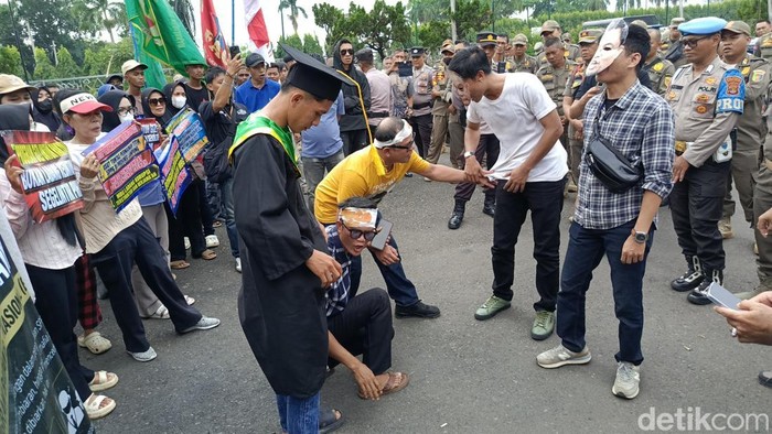 Massa di Lampung menggelar aksi terkait program MBG.