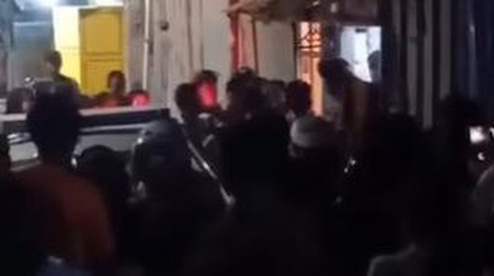 Massa mengepung rumah terduga pelaku pencabulan di Makassar.