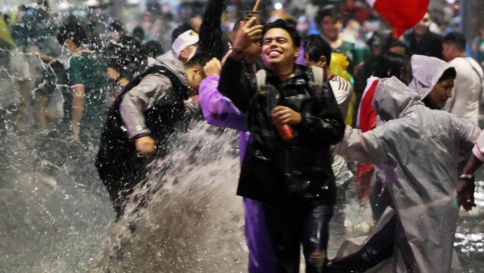 Kemenangan telak Timnas Meksiko atas Republik Ceko disambut meriah oleh para pendukungnya. Meski hujan mengguyur kawasan sekitar Stadion Azteca, para suporter tetap larut dalam euforia dan merayakan hasil gemilang yang memastikan tim kesayangan merek