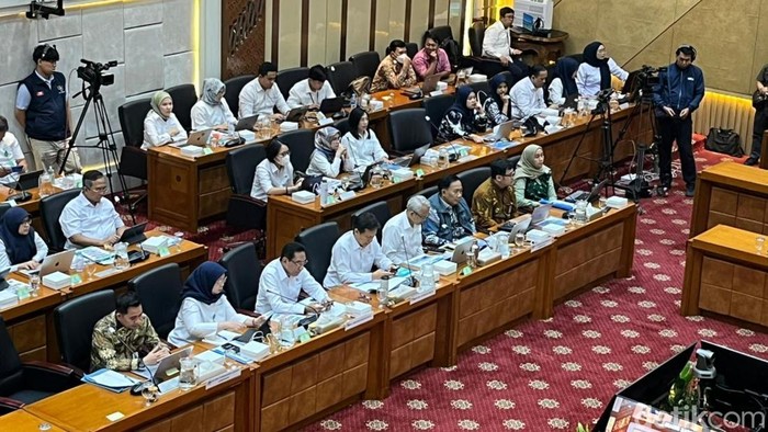 Menkes Budi Gunadi Sadikin saat rapat kerja bersama Komisi IX DPR. (Anggi/detikcom)