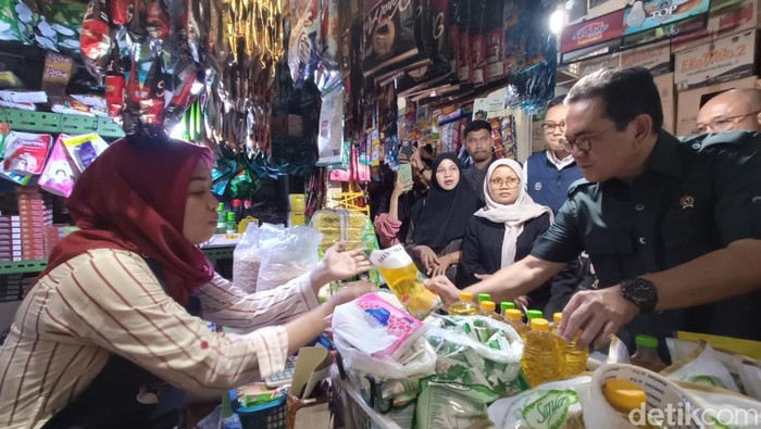 Menteri Perdagangan, Budi Santoso, meninjau Pasar Manis Purwokerto, Banyumas, Kamis (25/6/2026).