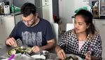 Mesra! Lina Mukherjee Makan Masakan Rumahan hingga Dinner Bareng Suami