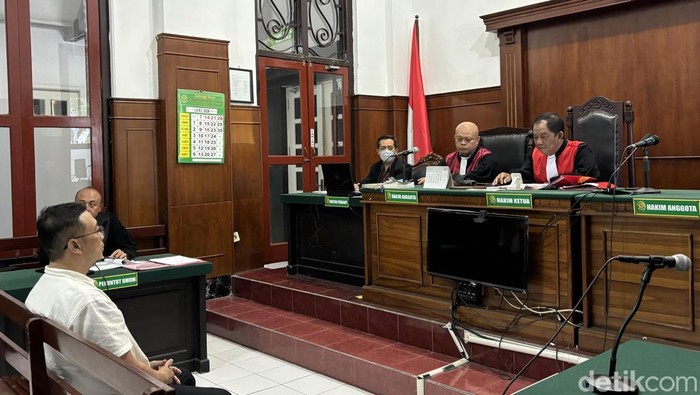 Samuel Ardi Kristanto saat menjalani sidang tuntutan di PN Surabaya