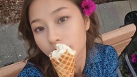 Satu lagi momen Christy saat kulineran. Ia tampak membagikan selfie tengah menikmati es krim vanila yang manis. Foto: Instagram