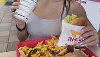 Christy juga diketahui sebagai penari utama No Na. Ia turut membagikan momennya di In-N-Out saat menikmsti burger, loaded fries, dan cola. Foto: Instagram
