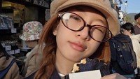 Shaz diketahui sebagai salah satu penari utama di No Na. Ia terlihat menikmati onigiri di Jepang. Foto: Instagram