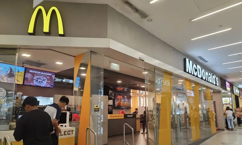 Hampir Terminum! Pelanggan Baru Sadar Ada Sekrup dalam Teh Hijau