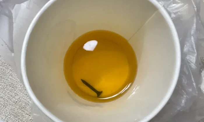 Hampir Terminum! Pelanggan Baru Sadar Ada Sekrup dalam Teh Hijau