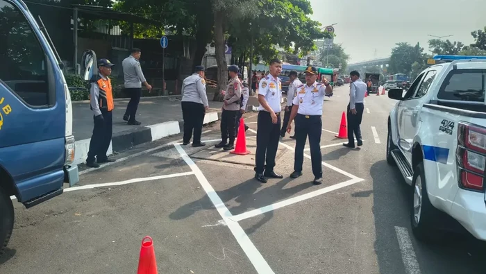 Parkir liar di Jl Mayjen Sutoyo, Cawang kerap memicu macet. Dishub terapkan sistem parkir di badan jalan (parkir on the street) pada titik dan waktu tertentu. (dok Dishub DKI)