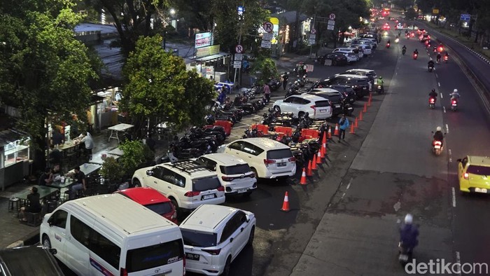 Parkir on The Street di Jalan Mayjen Sutoyo, Cawang, Jakarta Timur, Kamis (25/6) sore. (Taufiq S/detikcom)