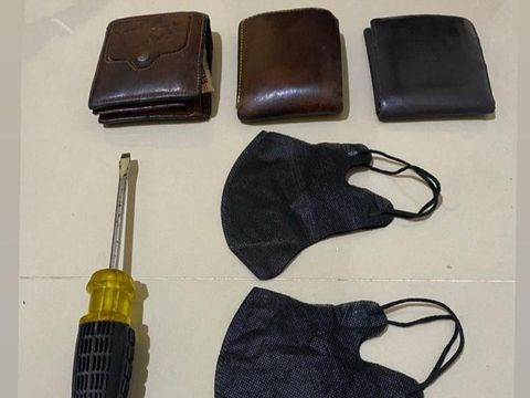 Patroli Polres Serang menangkap empat tersangka maling ahli congkel jendela rumah penduduk di Serang dan Tangerang Selatan (Tangsel). (dok Istimewa)