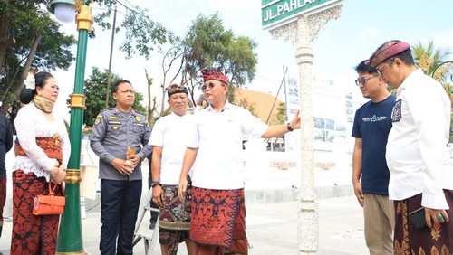 Pemasangan plang jalan berbahan daur ulang sampah plastik di Titik Nol Singaraja, Kamis (25/6/2026). (Foto: Prokom Buleleng)