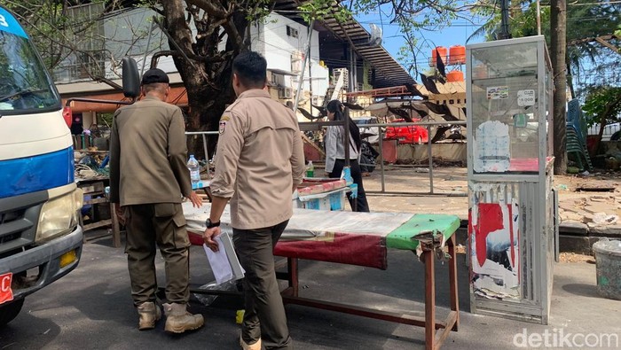 Pembongkaran lapak pedagang es kelapa depan Benteng Rotterdam Makassar.