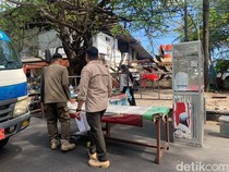 Lapak Pedagang Es Kelapa Depan Benteng Rotterdam Makassar Dibongkar