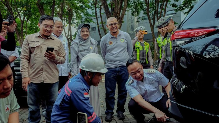Dinas Lingkungan Hidup (DLH) Gresik menggelar uji emisi ke 100 kendaraan