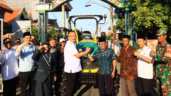 Wakil Bupati (Wabup) Gresik Asluchul Alif salurkan alsinta ke petani
