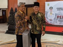 Bupati Trenggalek Serahkan Puluhan SK Pensiun ASN, Termasuk Sekda