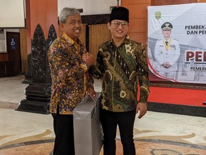 Bupati Trenggalek Serahkan Puluhan SK Pensiun ASN, Termasuk Sekda