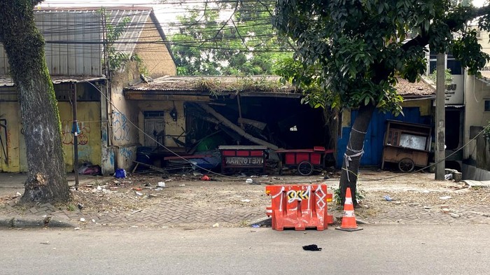 Penampakan bangunan kosong yang ditabrak truk di Jalan Terusan Buahbatu Bandung.