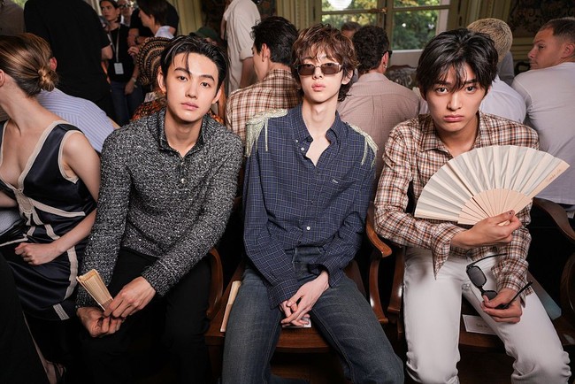 Kini penggemar heboh menyorot interaksi Jimin BTS dan trio CORTIS di luar venue peragaan busana Dior. Seperti melihat keluarga dalam satu frame. Para personel saling memuji penampilan satu sama lain. Foto: Getty Images