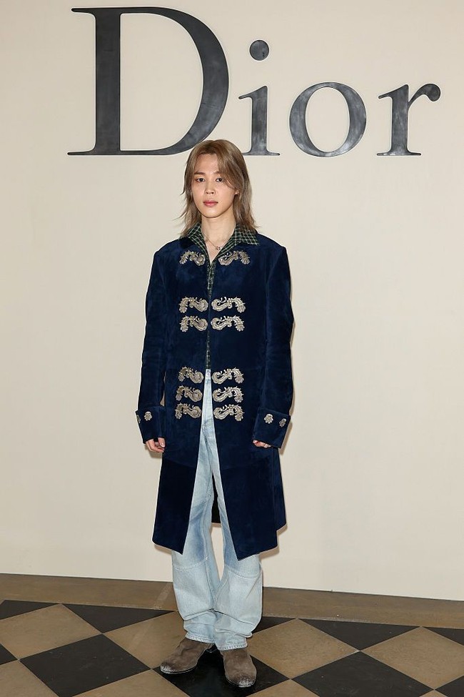 Personel BTS itu telah menuai kritik sejak foto-fotonya di Paris Fashion Week 2026 dirilis. Ia dianggap tak lolos “kutukan Getty Images” yang membayangi para idol KPop setiap kali menghadiri fashion week di Paris atau Milan karena hasilnya natural tanpa editan. Foto: Getty Images