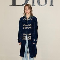 Personel BTS itu telah menuai kritik sejak foto-fotonya di Paris Fashion Week 2026 dirilis. Ia dianggap tak lolos “kutukan Getty Images” yang membayangi para idol KPop setiap kali menghadiri fashion week di Paris atau Milan karena hasilnya natural tanpa editan. Foto: Getty Images