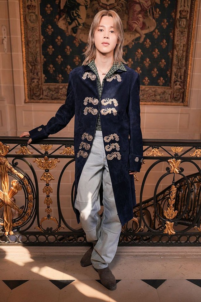 Jimin BTS kembali meramaikan gelaran Paris Fashion Week 2026 sebagai global ambassador Dior. Kali ini, ia tampil manglingi dengan rambut panjang pirang yang mulai menjadi ciri khasnya setelah comeback dengan album ARIRANG pada Maret 2026. Foto: Getty Images