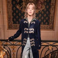 Jimin BTS kembali meramaikan gelaran Paris Fashion Week 2026 sebagai global ambassador Dior. Kali ini, ia tampil manglingi dengan rambut panjang pirang yang mulai menjadi ciri khasnya setelah comeback dengan album ARIRANG pada Maret 2026. Foto: Getty Images