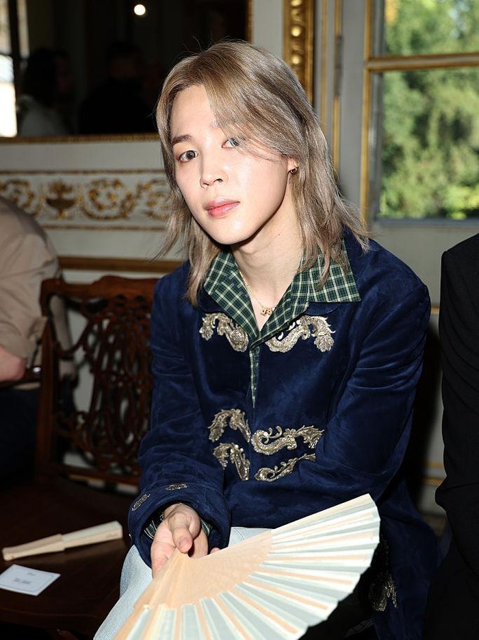 Jimin BTS dan ketiga personel CORTIS: Juhoon, Seonghyeon, dan Keonho menghadiri peragaan busana Dior selama Paris Fashion Week 2026.