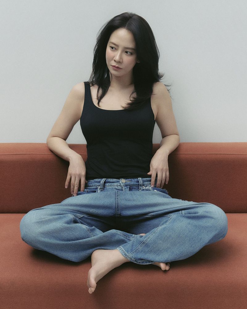 Penampilan Song Ji Hyo sebagai model merek pakaian dalam NINASSONG. Member variety show Running Man itu merintis bisnis fashon.