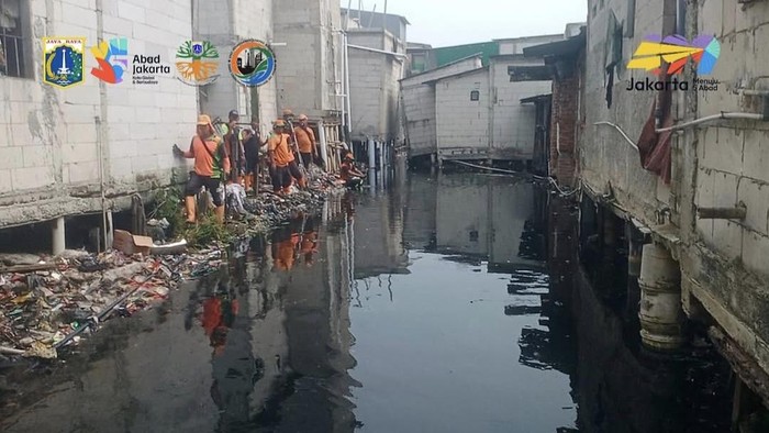 Penanganan tumpukan sampah yang menyumbat aliran Kali Gendong, Muara Baru, Penjaringan, Jakarta Utara. (dok. ist)