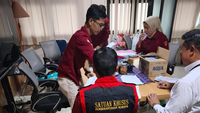 Tim Penyidik Kejati DIY menggeledah Kantor DinkopUKM DIY, Rabu (24/6).