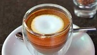 Macchiato adalah espresso yang diberi sedikit tambahan susu atau foam susu. Rasanya tetap dominan kopi dengan sentuhan creamy. Foto: Istimewa