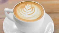 Latte dibuat dari espresso dengan lebih banyak susu steamed dan sedikit foam. Rasanya ringan, creamy, dan cocok untuk yang menyukai kopi lembut. Foto: Istimewa