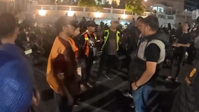 Personel Dishub menindak jukir di Lapangan Merdeka Medan.